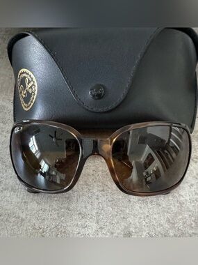 Ray-Ban Brown Tortoiseshell Polarized Sunglasses Arm